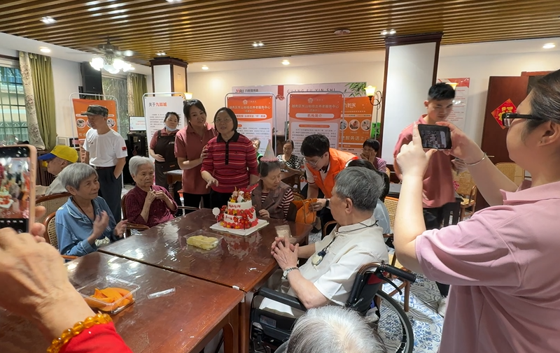 片仔癀国药堂暖心举办颐康中心生日会 银龄笑语浸润中药香