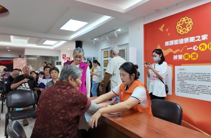 南源街道联合片仔癀国药堂开展“一老一小”暖心行动 政企合力守护朝夕美好