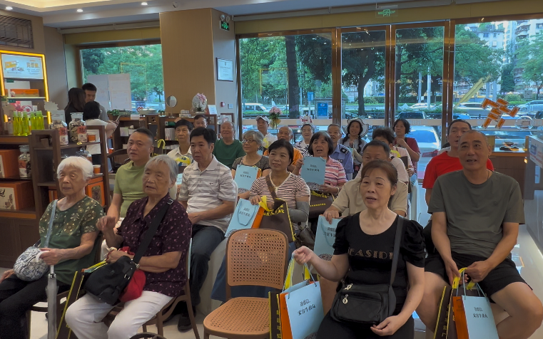 片仔癀国药堂携手社区开展秋季护肝公益行动 健康关怀浸润邻里温情