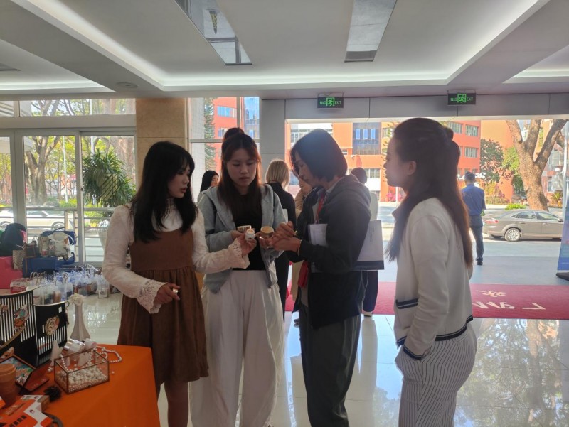 片仔癀国药堂同行广外MBA登山节 山水相逢共话健康精神