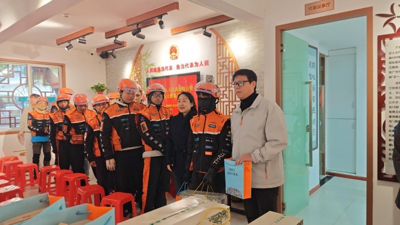 片仔癀国药堂联合滨江街道暖心慰问一线劳动者 新春送福情暖街头巷尾