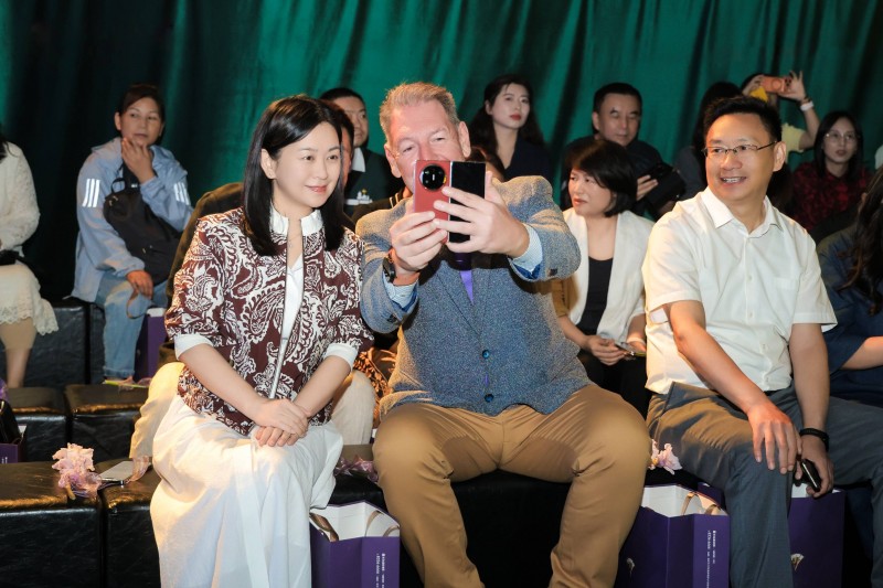 百年秀场 理想奔腾｜武汉·理想之地以高定光芒，唤醒城市时尚人文新纪元